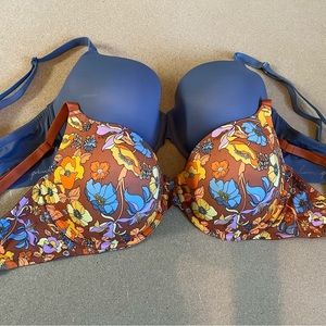 Victoria Secret Pink 36DDD bras, set of two. Like new!